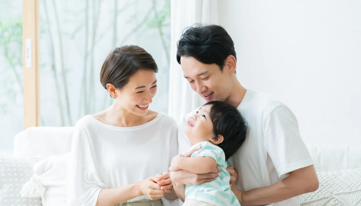 夫婦が子供を抱いている写真