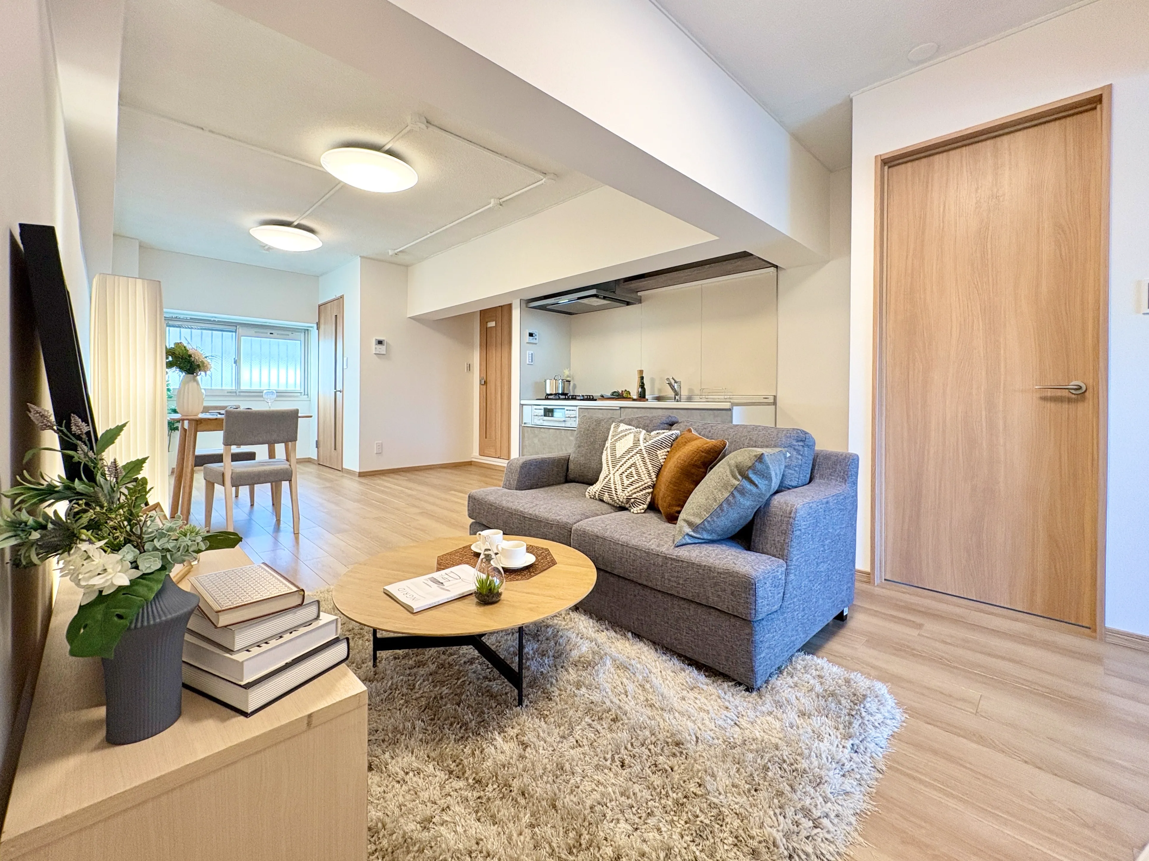 明るい木目のリビングの写真