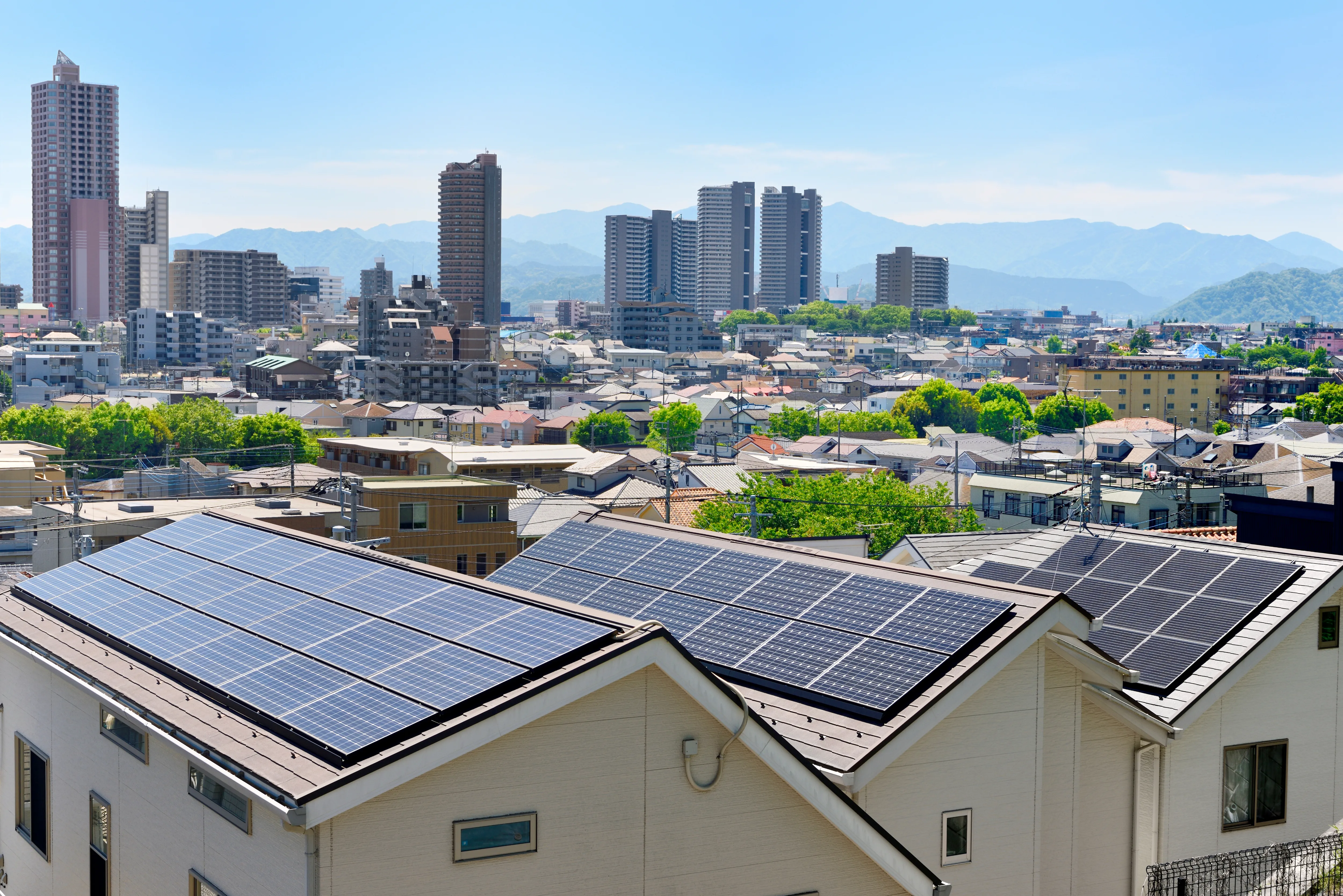 屋根に太陽光パネルが設置されている写真