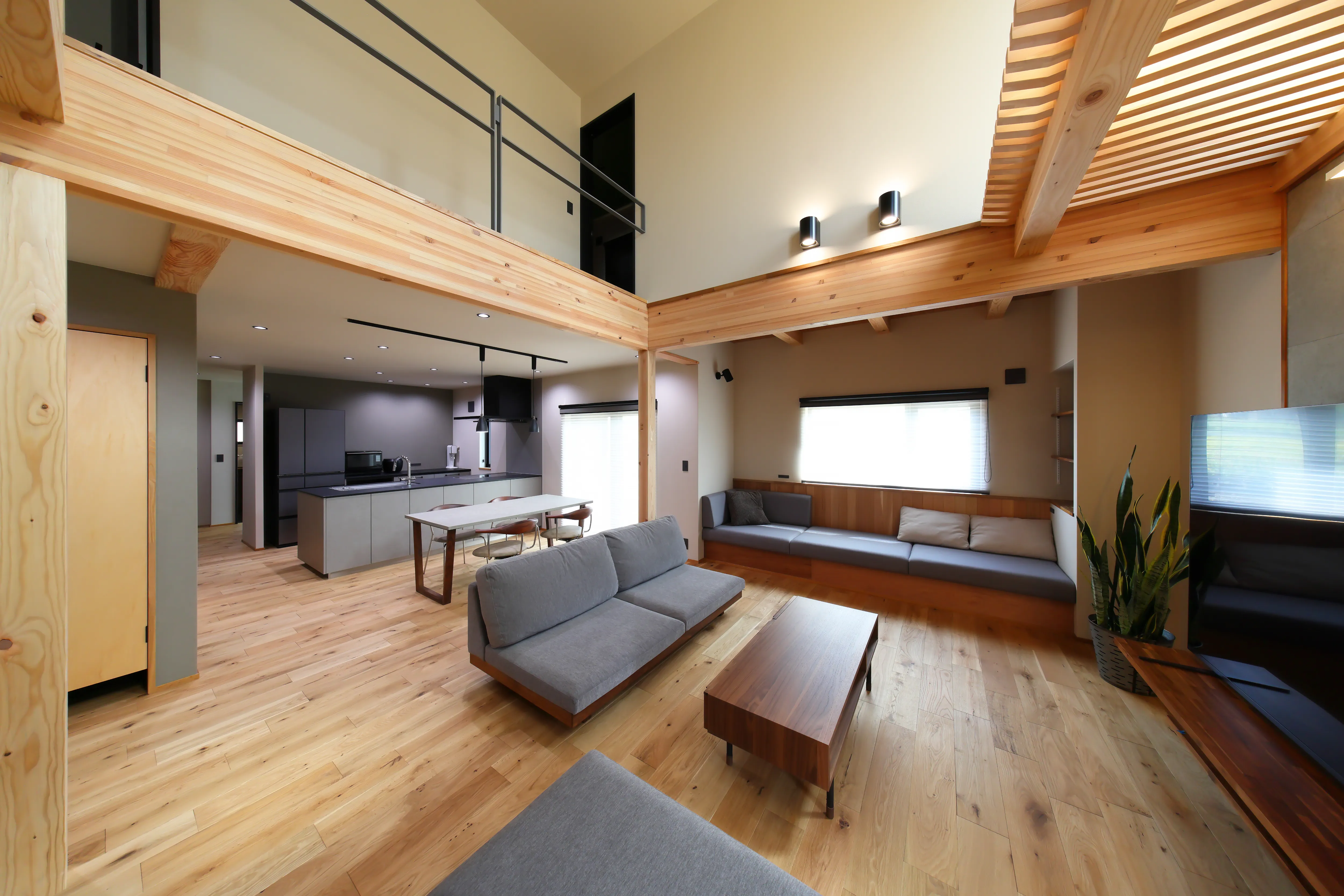 フローリングのリビングダイニングキッチンの写真