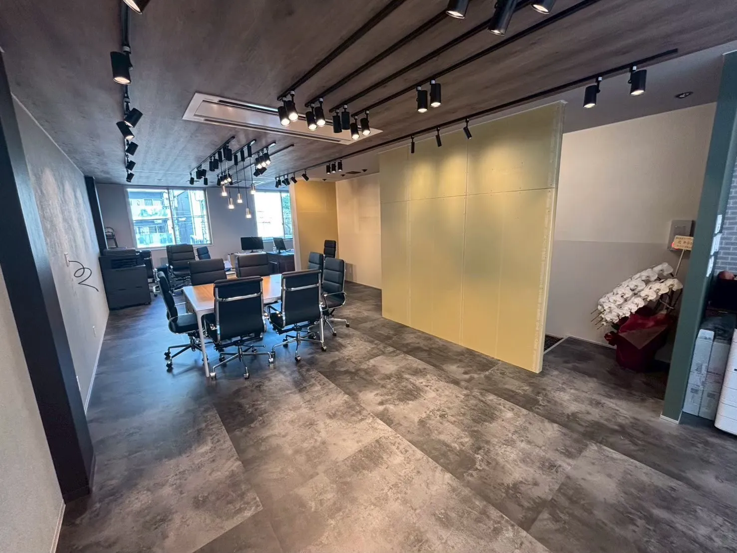 事務所の机とフロアの写真